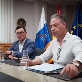 El consejero de Obras Públicas, Vivienda y Movilidad del Gobierno de Canarias, Pablo Rodríguez, junto al director del ICAVI, Antonio Ortega. Foto: Gobierno de Canarias.