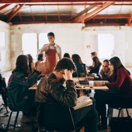 Jóvenes estudiando