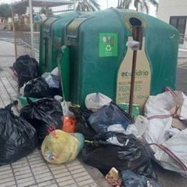 La basura acumulada en los contenedores de Arrecife