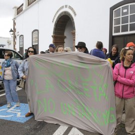 Vecinos de Caleta de Famara se manifiestan contra los aparcamientos. Foto: Juan Mateos.
