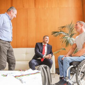 El Cabildo de Lanzarote recibe al campeón del mundo de handbike