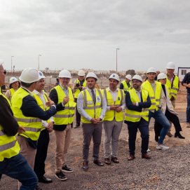 Representantes de las instituciones de Lanzarote y del Gobierno de Canarias visitan las obras para las viviendas de protección oficial en Maneje. Foto: Ayuntamiento de Arrecife.