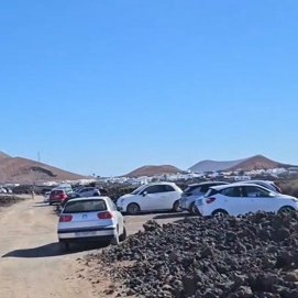 Los coches aparcados en Caldera Blanca