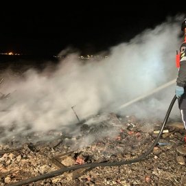 Los bomberos apagando el incendio en en Tahiche