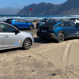 Los coches aparcados en las dunas de Famara 