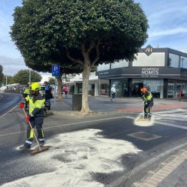 Los Boluntis trabajando en la limpieza de la vía en Tías