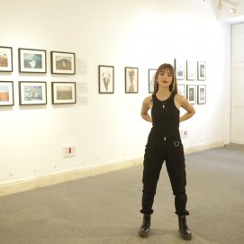 La artista Nadia Martín en la exposición en Arrecife. Foto: Juan Mateos.