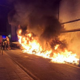 Los bomberos apagando el fuego en Arrecife