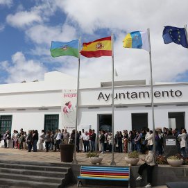Asistentes a la celebración del Ayuntamiento de Tías por el día de la mujer.