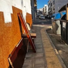 Los muebles depositados en la calle en Arrecife