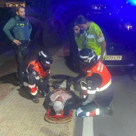 Los bomberos atendiendo a la mujer herida en Playa Blanca
