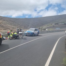 Servicios sanitarios, Policía Local y Guardia Civil socorriendo al ciclista en Arrieta