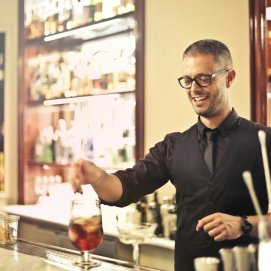 Un coctelero preparando bebidas