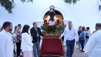 Procesión en honor a Santa Rita en Tao