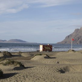 Un puesto de socorrismo y emergencias en la playa de Famara. Foto: Juan Mateos.