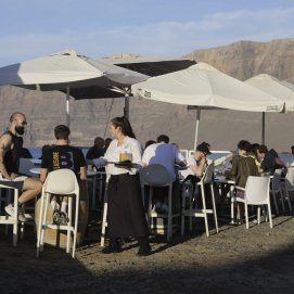 Un restaurante en la Caleta de Famara. Foto: Juan Mateos.