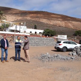Óscar Noda durante su visita en la pista multideportiva de Femés