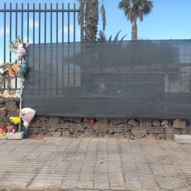 Flores, velas y peluches para recordar a la bebé fallecida tras el atropello de Playa Blanca. Foto: La Voz de Lanzarote.