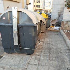 Los contenedores obstaculizando la vía
