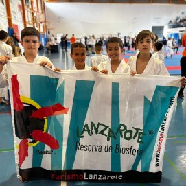 Componentes del club Kárate Poliarrecife en la competición regional