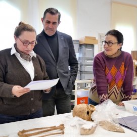 Las codirectoras del ‘Proyecto Rubicón’, las doctoras María del Cristo González y Esther Chávez analizando en el laboratorio