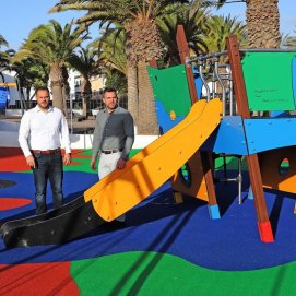 Visita de  Yonathan de León, Jacobo Medina y Roberto Herbón al parque infantil de Altavista 
