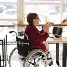 Persona con discapacidad trabajando