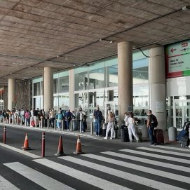 Cola en la parada de taxis del aeropuerto de Lanzarote en una imagen de archivo