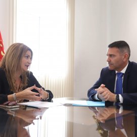El presidente, Oswaldo Betancort, junto a la consejera de Hacienda y Contratación, María Jesús Tovar