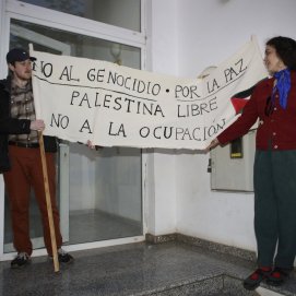Manifestación por Palestina frente a la sede del PSOE. Fotos: Juan Mateos.