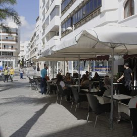 Varias personas en un comercio de una calle del centro de Arrecife. Foto: Juan Mateos.