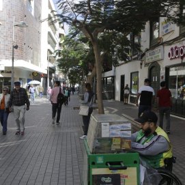 Varias personas pasean por las calles del centro de Arrecife. Foto: Juan Mateos.