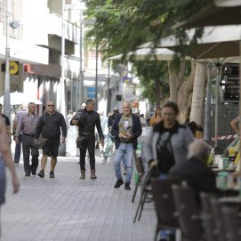 Varias personas en un comercio de una calle del centro de Arrecife. Foto: Juan Mateos.