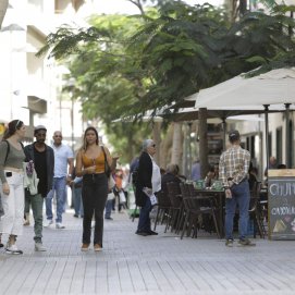 Varias personas en un comercio de una calle del centro de Arrecife. Foto: Juan Mateos.
