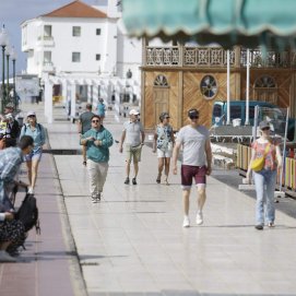 Varios turistas caminan al sol en la avenida marítima de Arrecife. Foto: Juan Mateos.