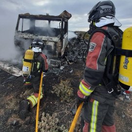 Los bomberos apagando el incendio del vehículo en Haría