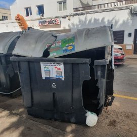 Uno de los contenedores rotos en Arrecife