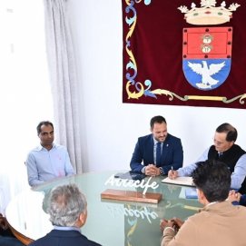 Yonathan de León en la Casa Consistorial con el embajador de India en España, Dinesh K. Patnaik