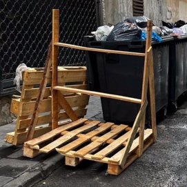 Los enseres depositados en la calle en Arrecife (Vía: Policía Local)