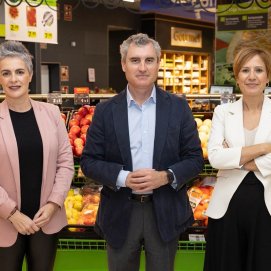 Virginia Ávila, directora de la Fundación DinoSol,  José María Samaniego, director de RRHH de HiperDino, y Emma Fernández, directora regional en Canarias de Inserta Empleo