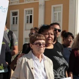 María Isabel Arrocha en una protesta frente al Cabildo de Lanzarote. Foto: La Voz de Lanzarote (archivo).