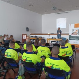 Trabajadores se forman en el 'Plan de Control y Erradicación de la Diocalandra frumenti'. Foto: Gobierno de Canarias.