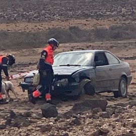 Coche accidentado en la carretera a Playa Blanca