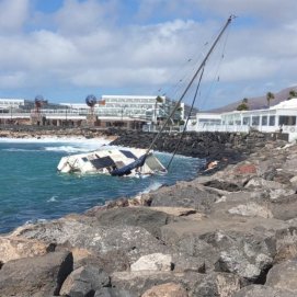Imagen del catamarán semihundido en Playa Blanca