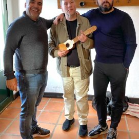El humorista Carlos Latre junto al empresario y a Ciro Corujo en su visita a Lanzarote. Foto: Familia Corujo.