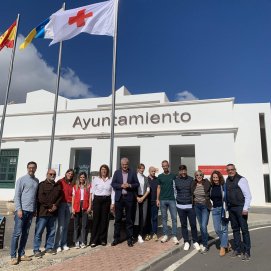 El alcalde, José Juan Cruz, el primer teniente de alcalde, Nicolás Saavedra, y la presidenta de Cruz Roja Lanzarote, Raquel Galindo, entre otros.