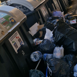 Denuncian el "incivismo" de algunos ciudadanos de Arrecife al tirar la basura fuera de los contenedores