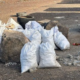 Imagen con las sacas de escombros arrojadas junto a contenedores de basura en un barrio de la capital de Lanzarote 