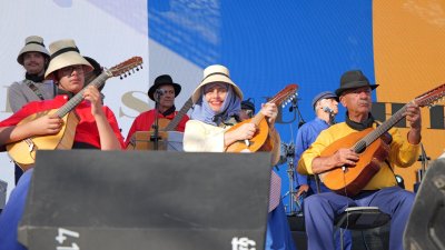 Presentación de la indumentaria marinera de Los Buches