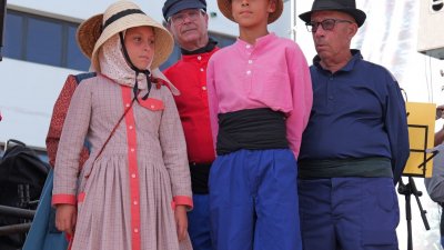 Presentación de la indumentaria marinera de Los Buches